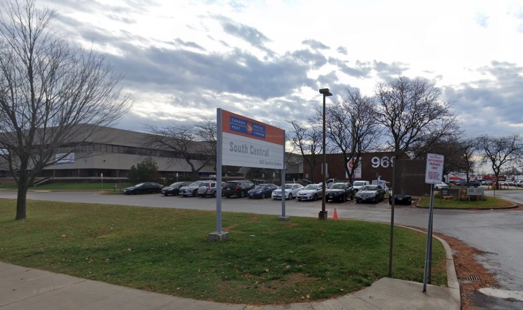 Canada Post employee from Toronto mail processing plant has died of COVID-19, union says - Vimarsana News