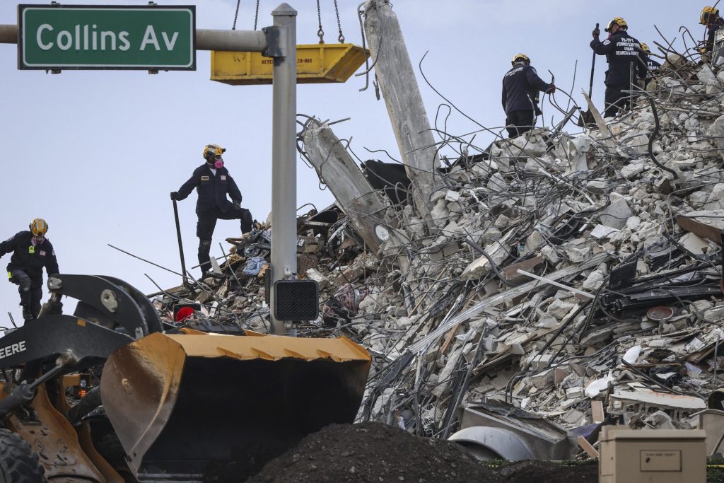 Restos de un segundo canadiense sacado de un edificio de condominios colapsado en Miami